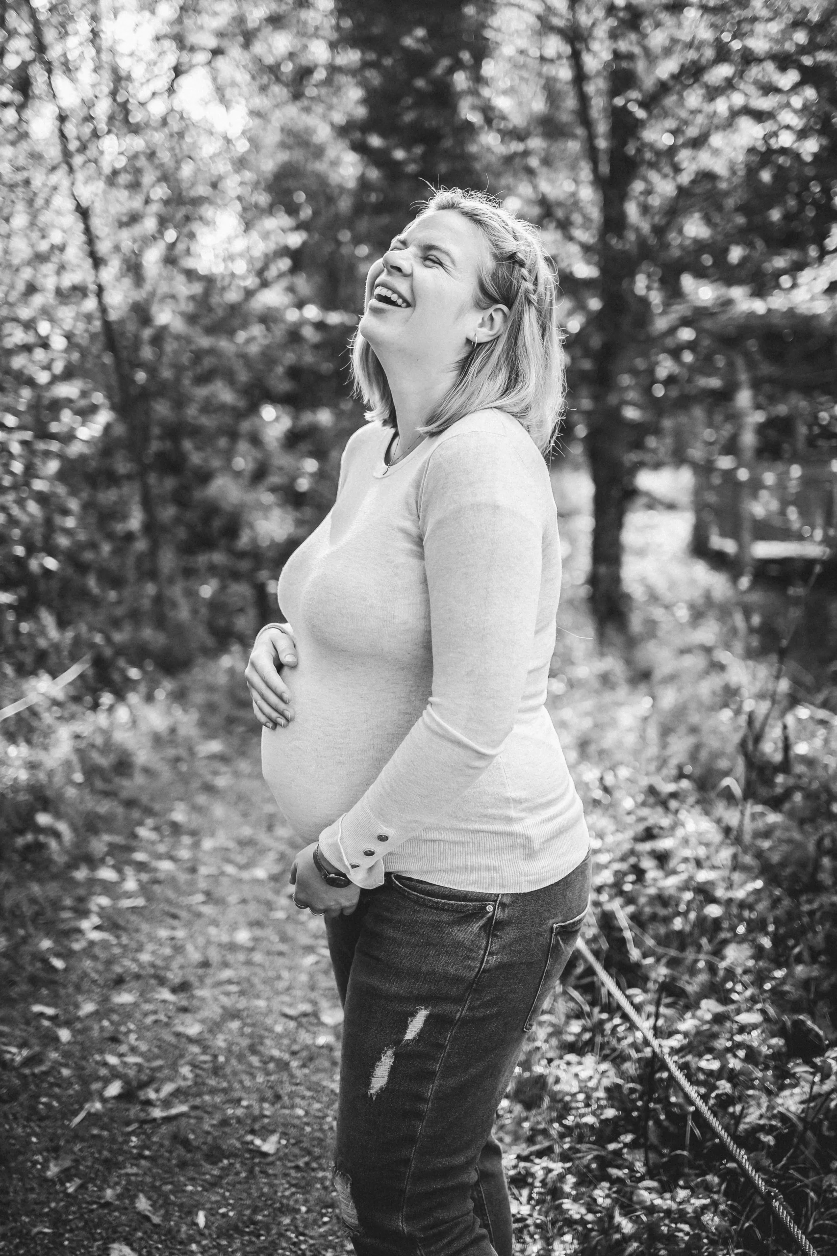 Ein lachendes werdendes Mami. Beim Babybauchshooting im Herbst.