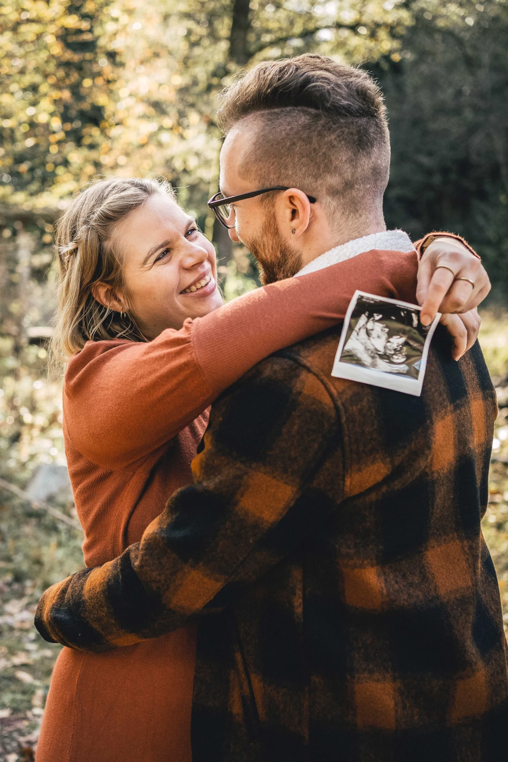 Ein Schwangerschaftsshooting von einem jungen Paar