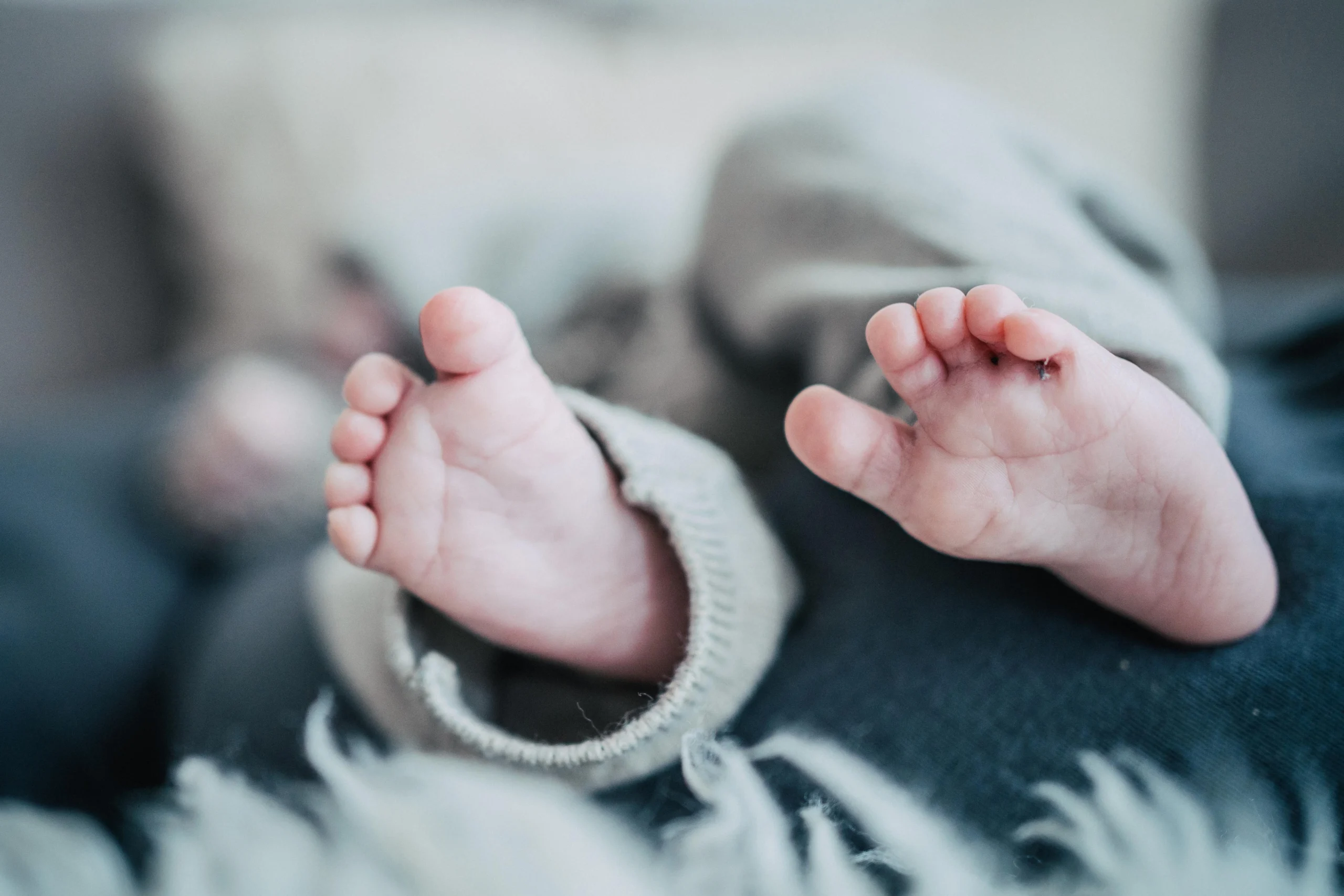 Babyshooting bei der Familie zuhause