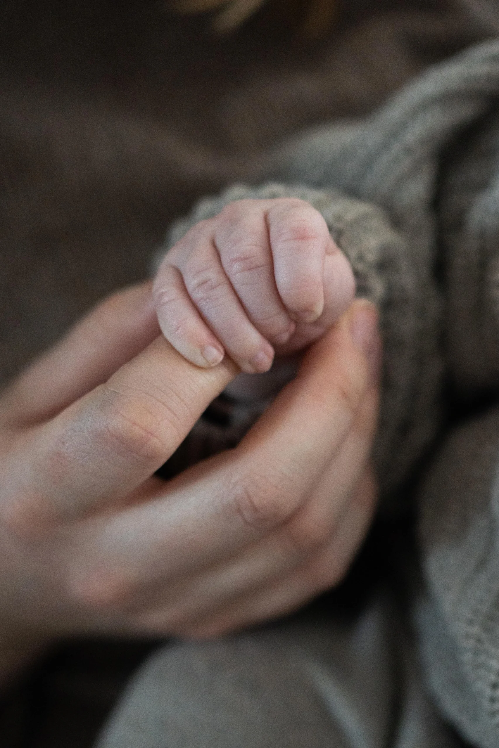 Händchenhalten zwischen Mami und Baby fotografisch festgehalten.