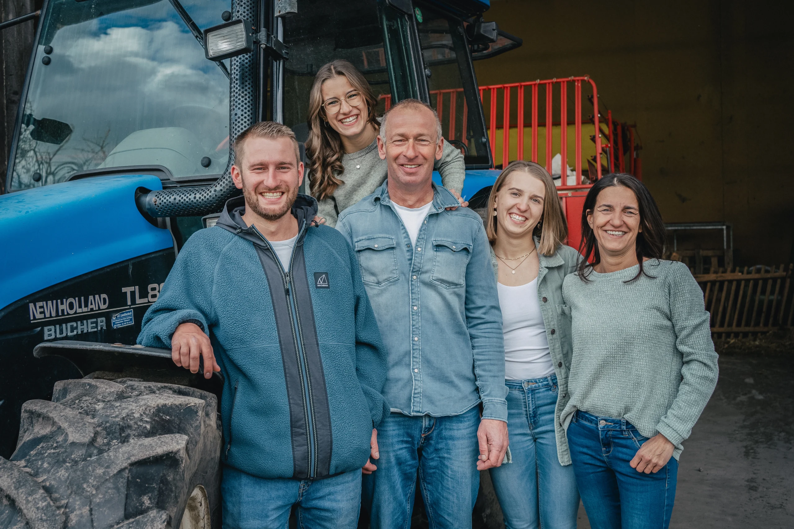 Familie mit erwachsenen Kindern und Bauernhoftieren bei einem Outdoorshooting