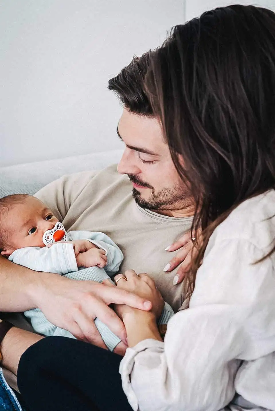 Neugeborenes Baby im Kreise seiner Familie fotografiert.