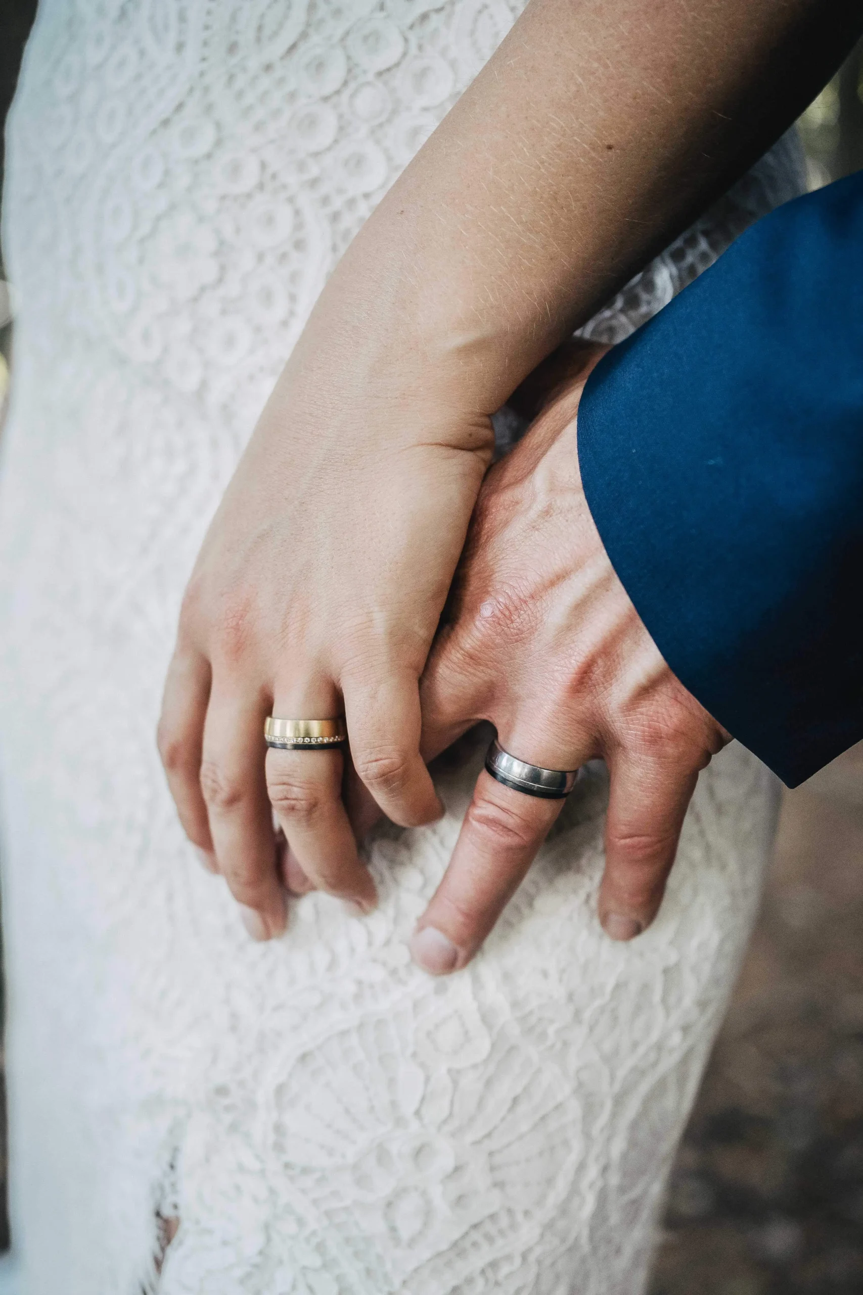 Berührende Hände während einer Hochzeit.