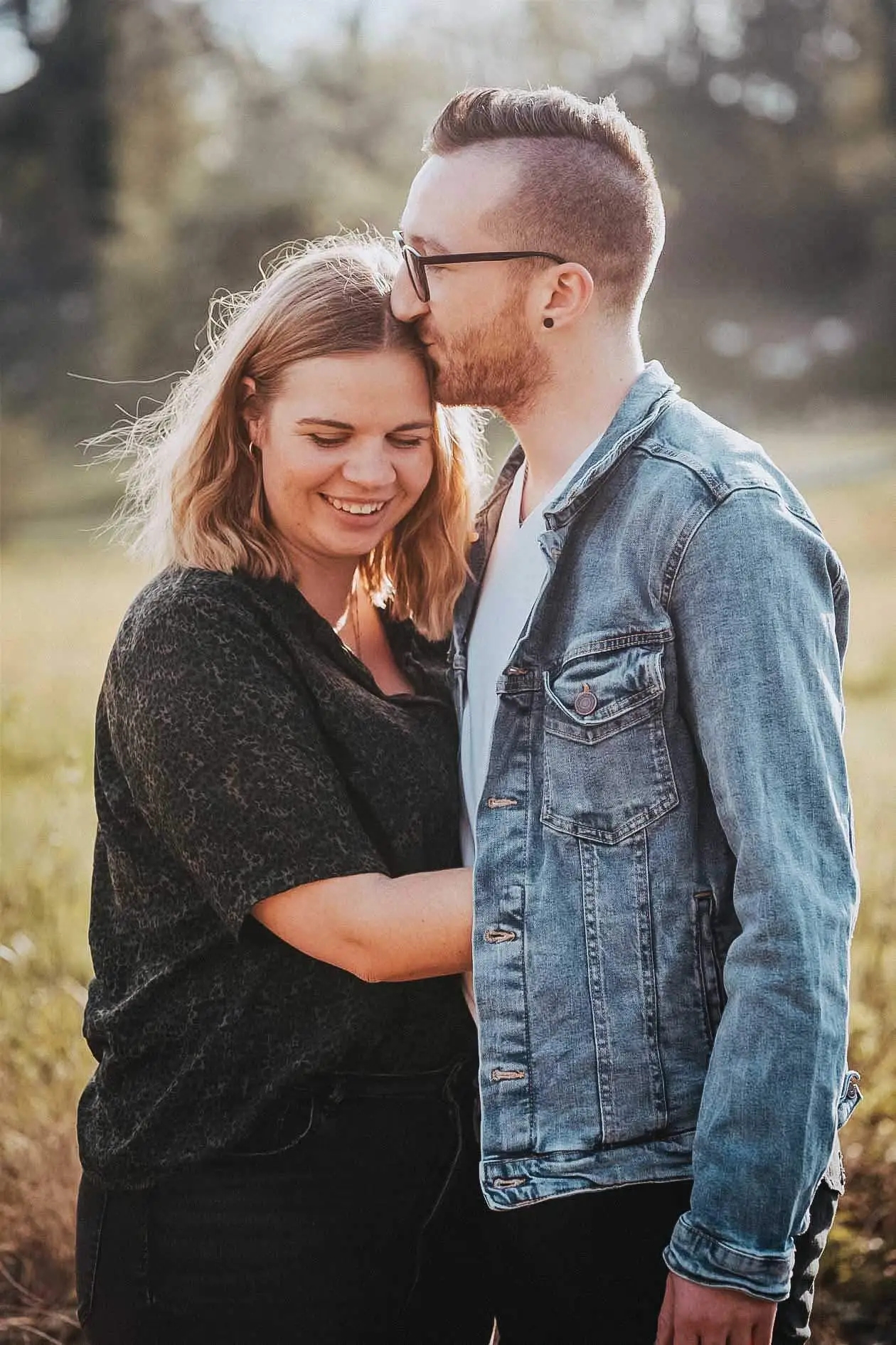 Mit einem Kuss auf die Stirn für seine Frau. Ein romantisches Fotoshooting