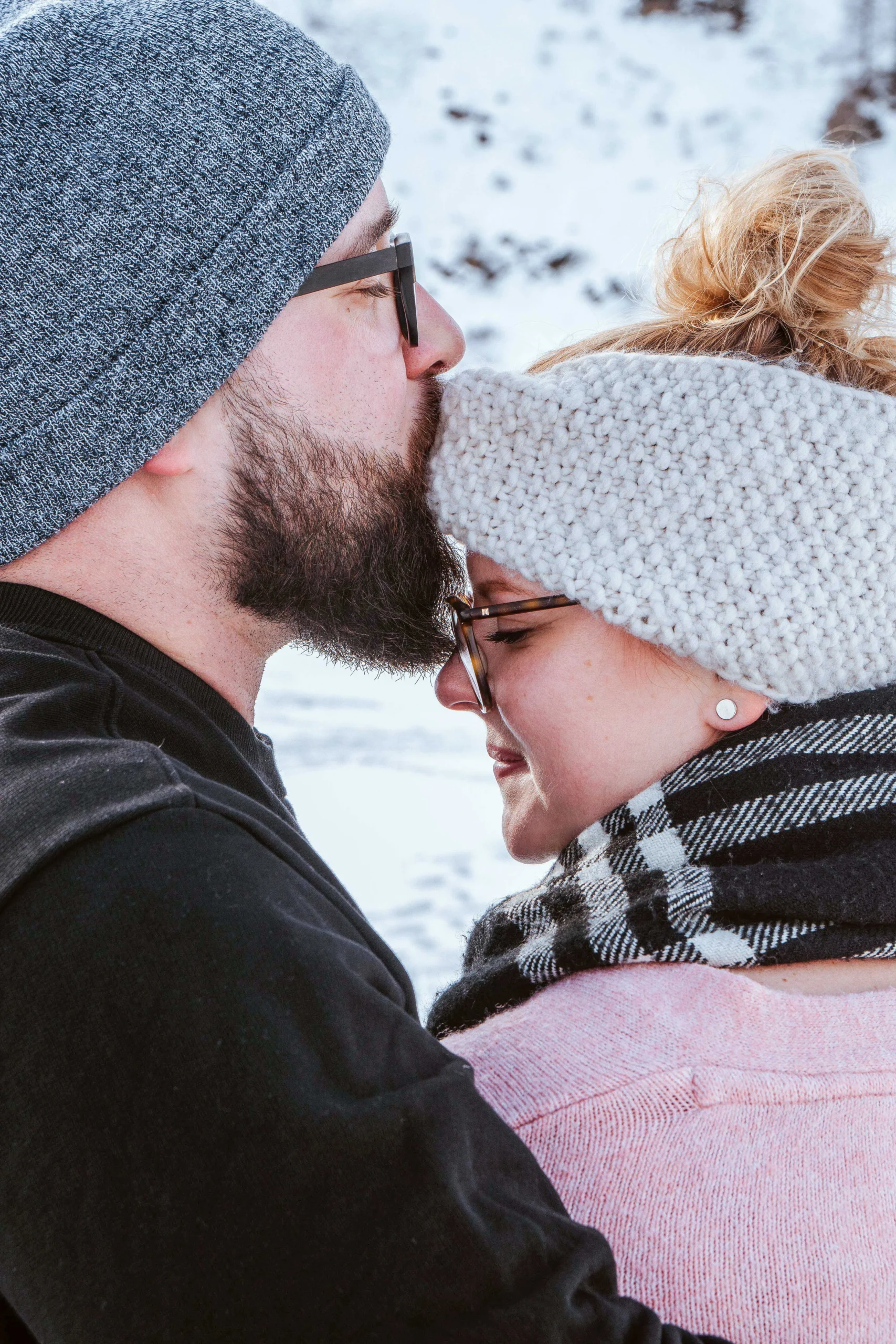 Fotoshooting von einem Paar im Winter.