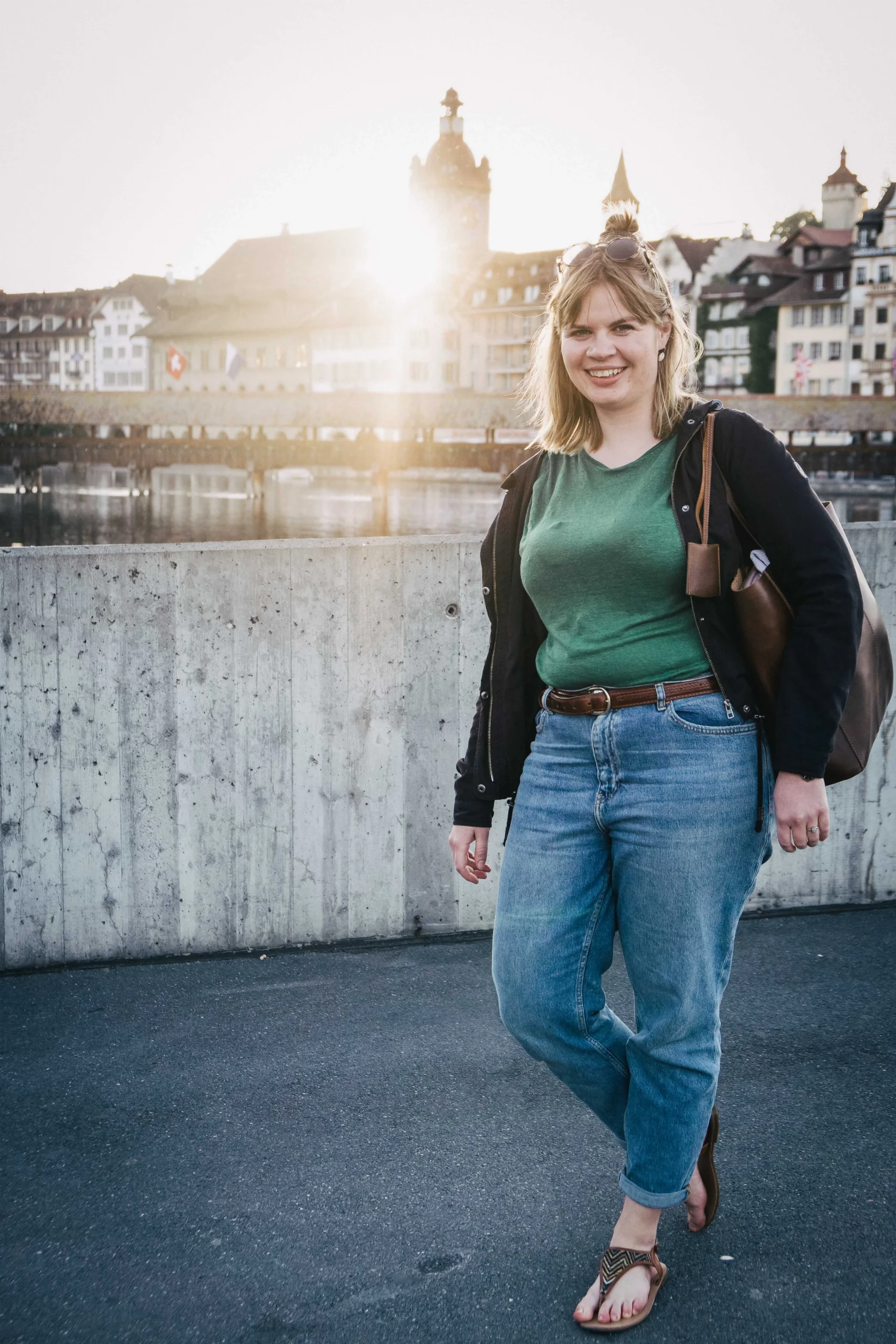 Portrait Bild einer jungen Frau die in der Stadt Luzern spazieren geht.